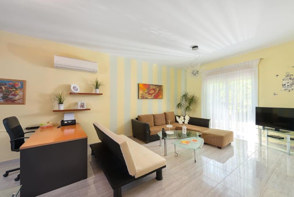 Greek Style Ground Floor Apartment & Pool 伊利索斯 外观 照片