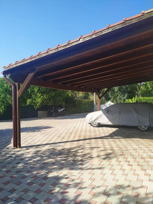 Greek Style Ground Floor Apartment & Pool 伊利索斯 外观 照片