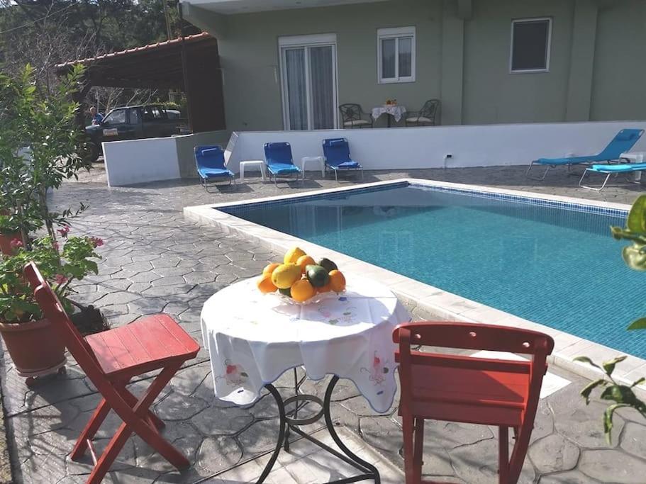 Greek Style Ground Floor Apartment & Pool 伊利索斯 外观 照片