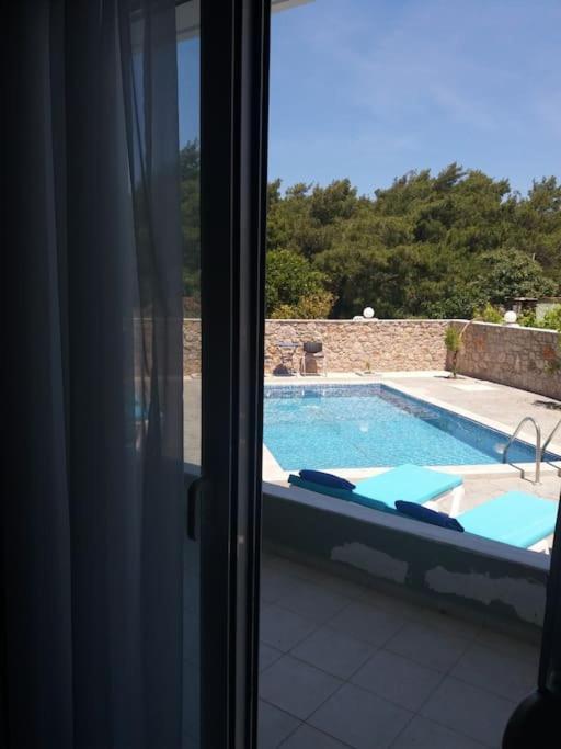 Greek Style Ground Floor Apartment & Pool 伊利索斯 外观 照片
